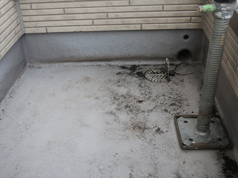 池状態だった玄関の上は洗浄によって詰まりが解消され、床の状況がよく見えるようになっていました。
